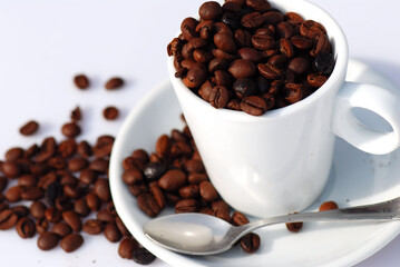 TAZA DE CAFÉ BLANCA CON GRANOS DE CAFÉ TOSTADO