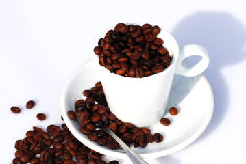 TAZA DE CAFÉ BLANCA CON GRANOS DE CAFÉ TOSTADO
