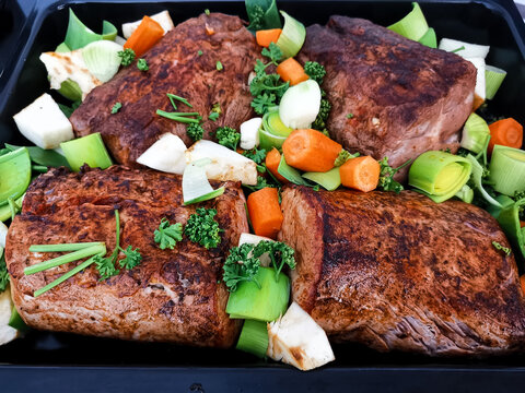 Schweinbraten im Gem&uuml;sebett