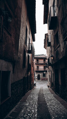 Calle estrecha con edificios antiguos