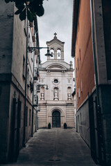 Fototapeta na wymiar Iglesia al final de una calle 