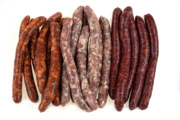 Merguez et chipolatas crues sur fond blanc