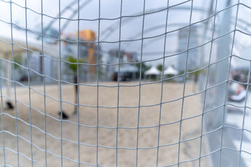 ネット越しのビーチバレー場