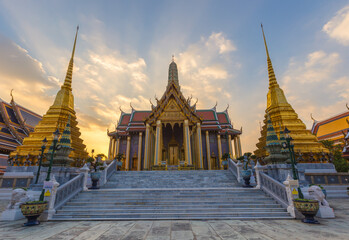 Fototapeta premium Wat Phra Kaew in twilight, Temple of the Emerald Buddha Wat Phra Kaew is one of Bangkok's most famous tourist sites and it was built in 1782.