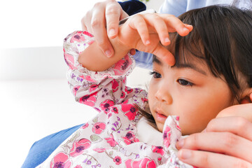 熱を測る子どもとお母さん