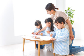 幼稚園の先生と児童