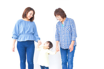 仲良しの子供と母とおばあさん