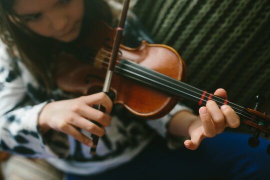 girl plays the violin