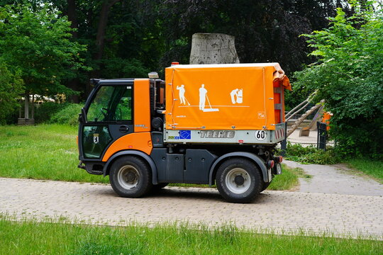 Berliner Stadtreinigungsbetriebe, BSR Tremo Carrier in einem Park in Berlin am 15.06.2021