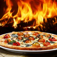 Foto op Plexiglas Delicious wood fired pizza at the pizzeria © lcrribeiro33@gmail