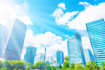 東京のオフィスビル群 Tokyo city skyline and fresh green ,Japan. - obrazy, fototapety, plakaty