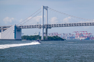 竹芝桟橋から伊豆諸島に向かって出航する高速船