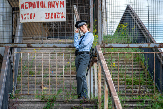 policewoman on the stairs. Write in Czech language: unauthorized entry prohibited