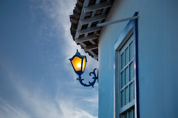 Detalhe de luminária em casarão na cidade turística de Pirenópolis. Cidade com arquitetura no...