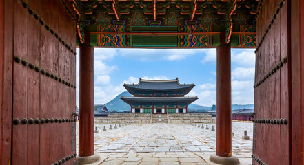 Gyeongbok palace in Seoul City, Gyeongbokgung palace landmark of Seoul, South Korea, Korean wooden traditional house in Gyeongbokgung the main royal palace of Joseon dynasty. - obrazy, fototapety, plakaty