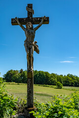 Jésus sur la croix au bord d'une route de campagne
