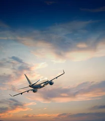 Abwaschbare Fototapete Flugzeug Flugzeug fliegt über Sonnenuntergang