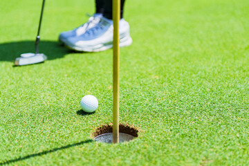 ゴルフ グリーン パッティング 【 アウトドア スポーツ の イメージ】