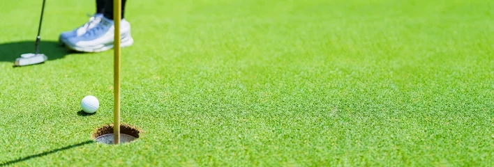 Rolgordijnen putter and golf ball on the green © show999