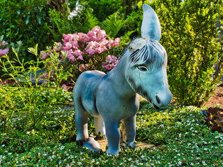 Obraz na płótnie Canvas There is a donkey statue in a garden