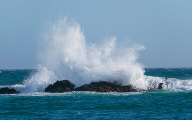 Fototapeta na wymiar Crashing waves on the Pacific Ocean coastline