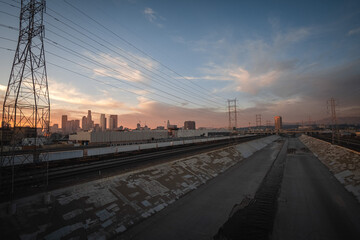 Fototapeta na wymiar Coucher de soleil sur la rivière de Los Angeles aux États-Unis.