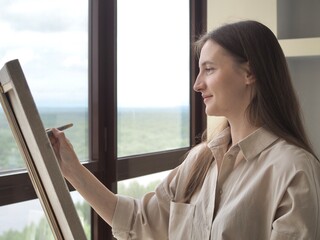 Portret Woman Artist painting abstract oil painting in art studio. The artist draws a picture with...