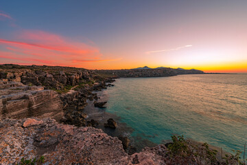 Fototapeta premium Vista panoramica della baia di Cala Rossa al tramonto, isola di Favignana IT