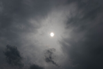 Fototapeta na wymiar Światło słoneczne przebijające się przez warstwę ciemnych chmur.