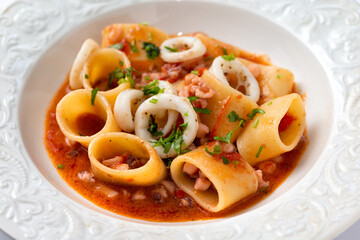 Calamarata, piatto tradizionale di pasta con calamari, cucina tipica napoletana, Cibo Italiano
