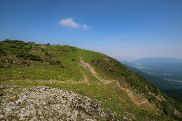 初夏の伊吹山山頂