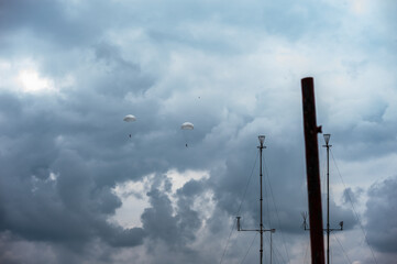 Obraz premium two parachutists descend by parachute / paratroopers /