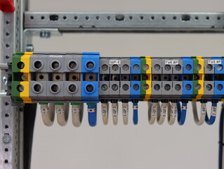 Installation of an electrical panel with difautomatics and automatic protection devices on a metal frame with flexible wires.