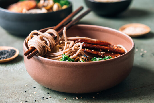 Soba noodle soup with spicy tempeh