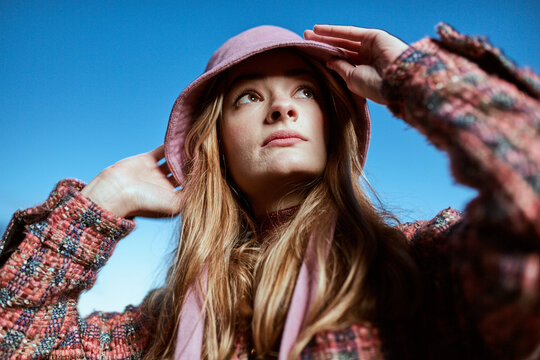 Model Looking Up 