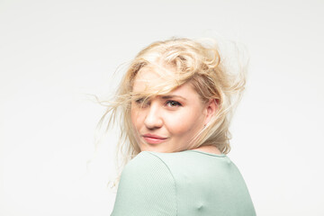 Femme blonde heureuse 