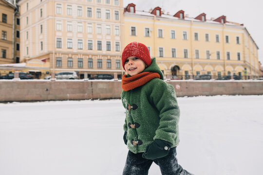 Child in the winter city 