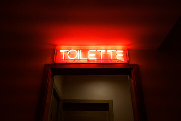 Red neon "Toilette" sign