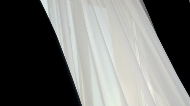 From the lower perspective, you can see how the transparent white curtain of the window smoothly blows the wind with beautiful wavy waves along with the curtains. The tulle necklace sways gently.