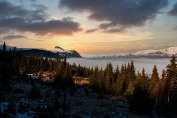 Fototapeta na wymiar sunset over the foggy valley.