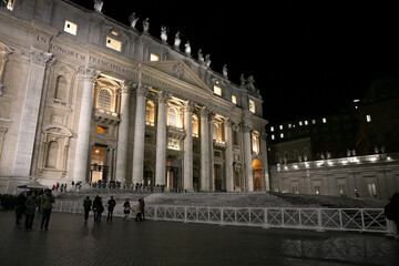 Fototapeta na wymiar St. Peter's Basilica in the Vatican at night - Basilica di San Pietro in Vaticano di notte
