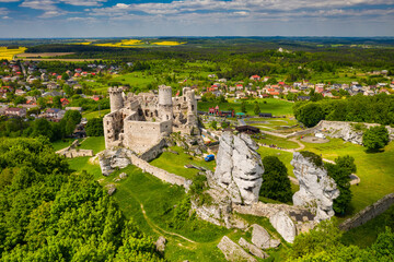 Fototapeta na wymiar Ruins of Ogrodzieniec Castle in the south-central region of Poland.