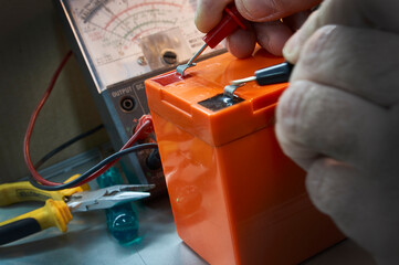 checking a gel battery with the multimeter