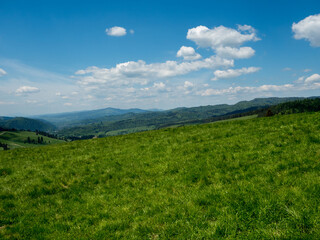 Widok na Rezerwat Biała Woda z przełęczy Rozdziela  