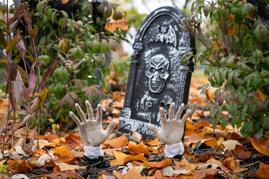 Zombie Grave Scary Halloween Decorations in Front Yard for Trick of Treat