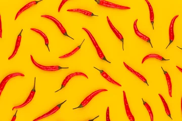 Foto op Plexiglas Red hot chili peppers patroon textuur achtergrond. © gitusik