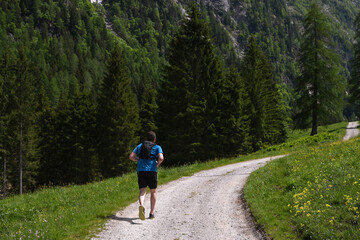 corsa in montagna atleta escursione cardio 