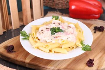 fettuccine with mushrooms and seafood