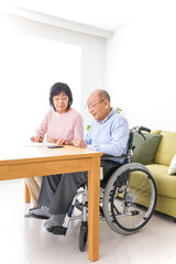 Fototapeta premium 契約をする高齢の夫婦