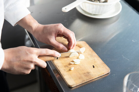 cutting garlic
